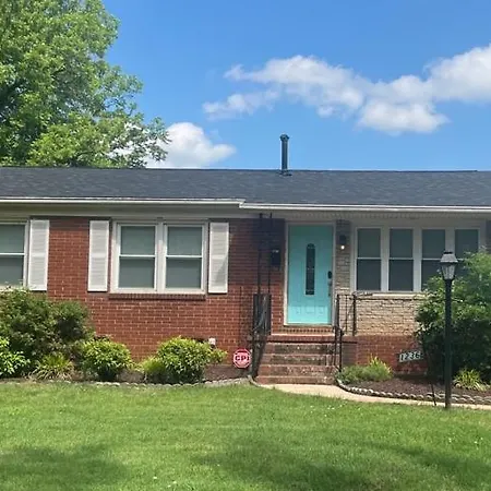 West-end Downtown - Easy Access To Airport & Jcsu Holiday home