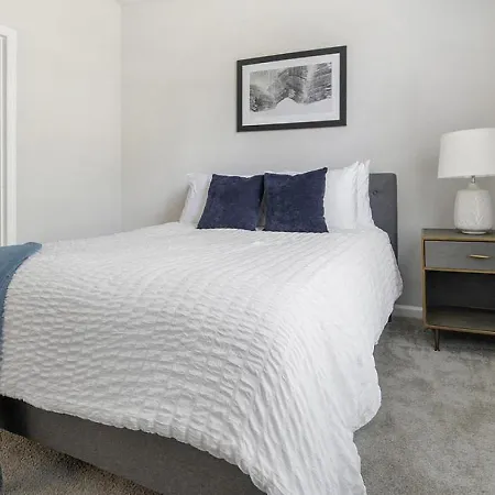 Landing - Modern With Amazing Amenities Charlotte