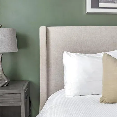 Landing - Modern With Amazing Amenities Charlotte