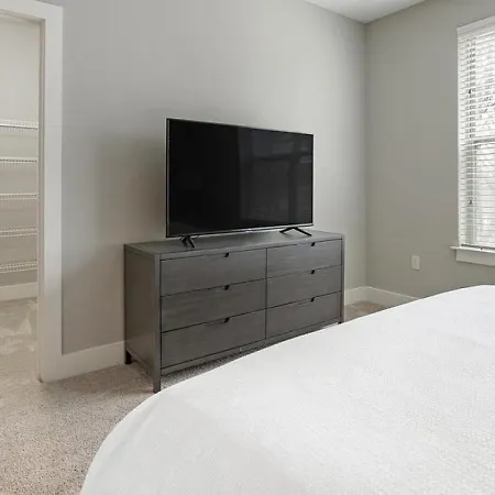 Landing - Modern With Amazing Amenities Charlotte