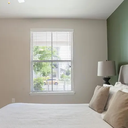 Apartment Landing Modern With Amazing Amenities *