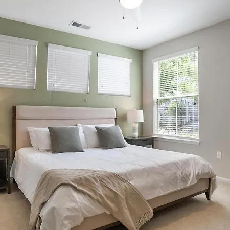 Landing Modern With Amazing Amenities Apartment Charlotte