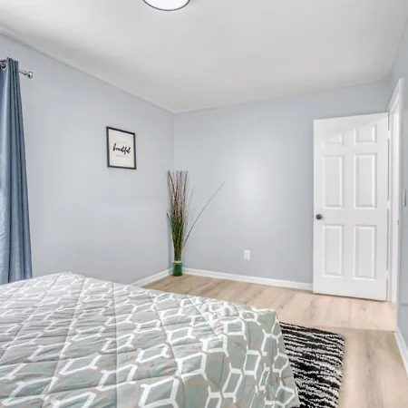 Stylish Near Uptown, Unc, Noda, Plaza-shamrock