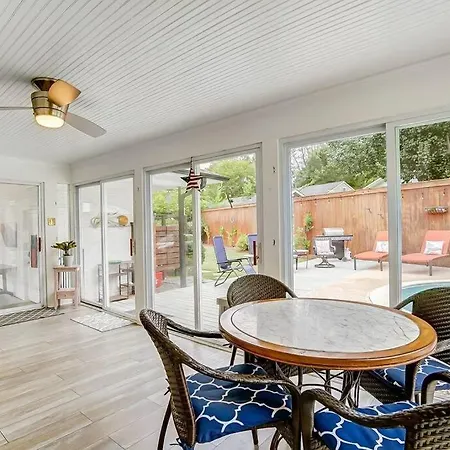Poolside With Fire Pit Fun And King Holiday home