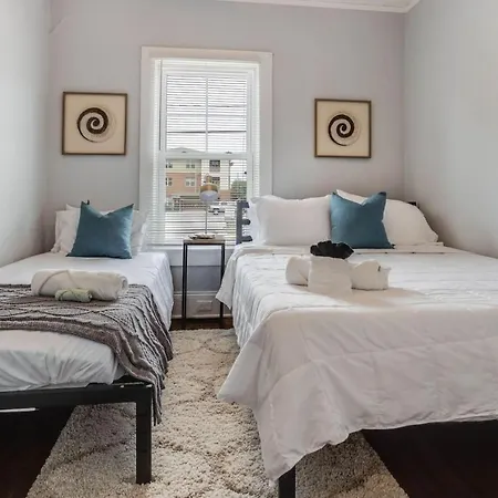 Downtown,fenced Yard,5 Beds Holiday home *
