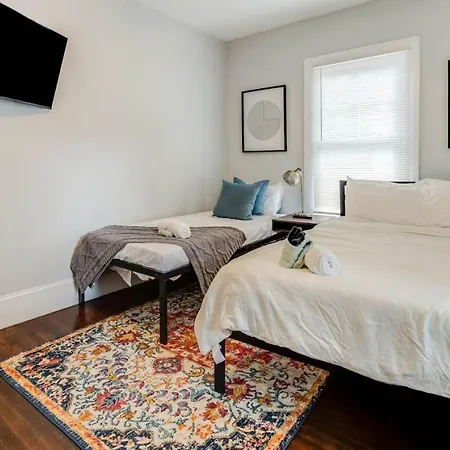 Downtown,fenced Yard,5 Beds Holiday home