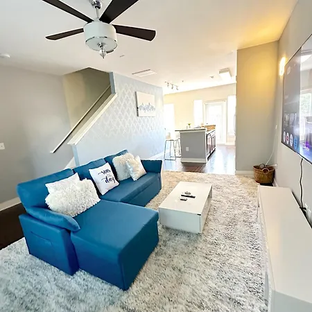 Modern Townhouse - 1 Min To Uptown Clt - Walk To Restaurants Holiday home