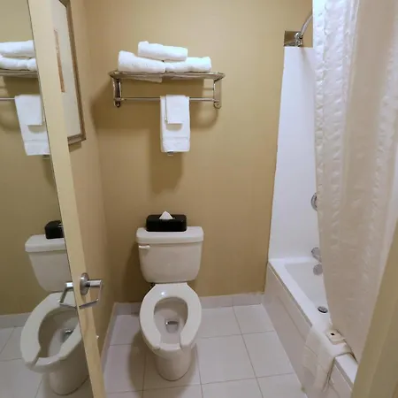 Hotel Country & By Radisson, I-85 Airport, Nc 3*