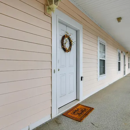 Charming W/ Balcony, 1 Mi To Unc Charlotte!