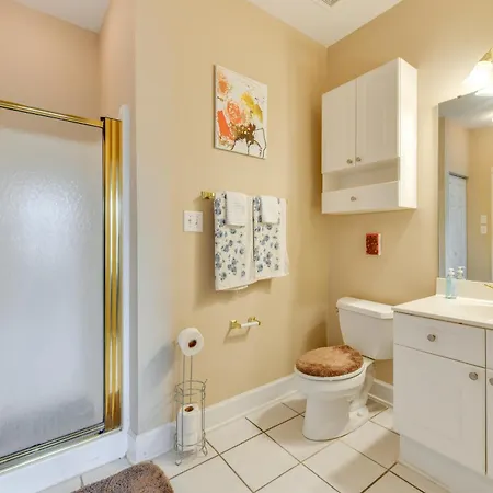 Holiday home Charming W/ Balcony, 1 Mi To Unc Charlotte! Charlotte