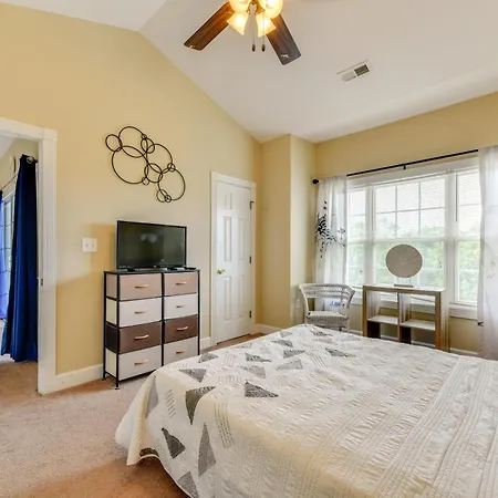 Charming W/ Balcony, 1 Mi To Unc Charlotte! Holiday home Charlotte