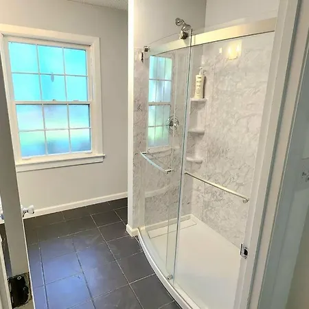 Holiday home Chic, Modern Retreat, Kids&dog Friendly, Dt Matthews *