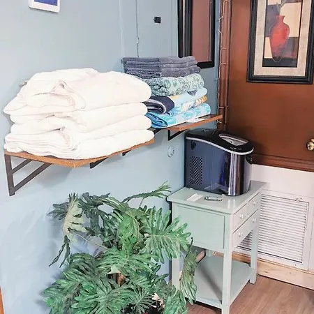 Walkable Uptown Area, King Suite, Quiet And Private Apartment *