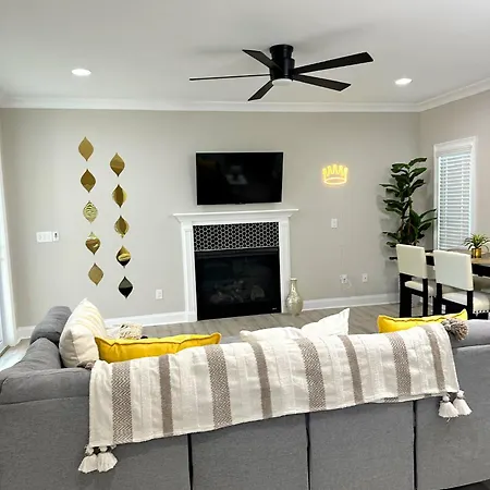 New Charming 3bd Townhome With Wifi - 9 Min To Uptown Holiday home *