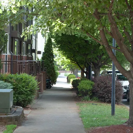 Modern Townhouse - 1 Min To Uptown Clt - Walk To Restaurants Holiday home