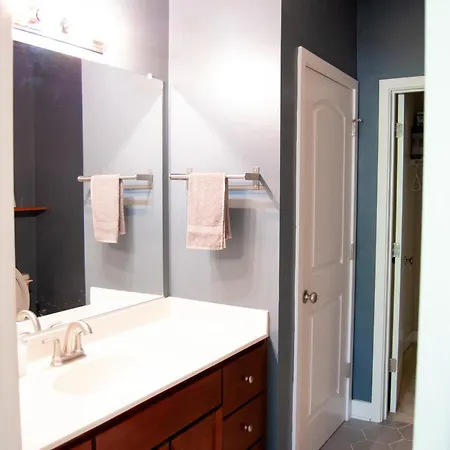 Modern Townhouse - 1 Min To Uptown Clt - Walk To Restaurants Holiday home
