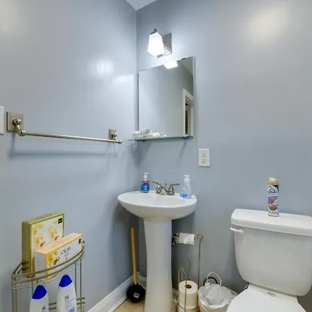 Renovated - 3 Mi To Downtown! Holiday home
