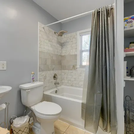 Holiday home Renovated - 3 Mi To Downtown! *