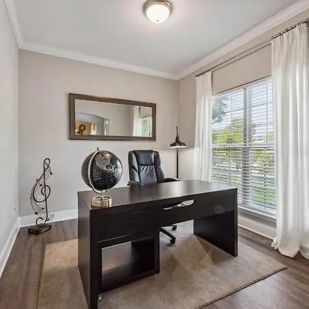 Your Away From - 5 Brs-7 Beds, 3 Baths Holiday home