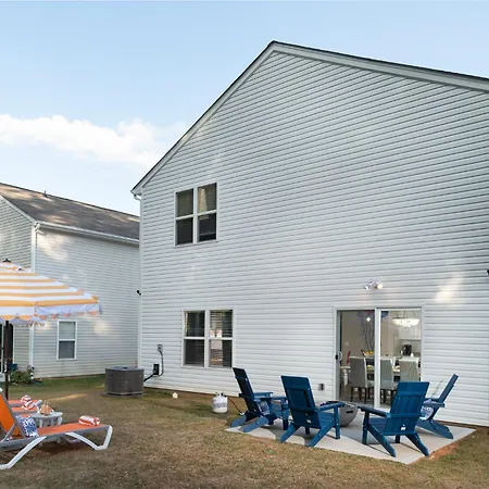 Spacious 4bd Retreat - Location - Backyard Holiday home Charlotte