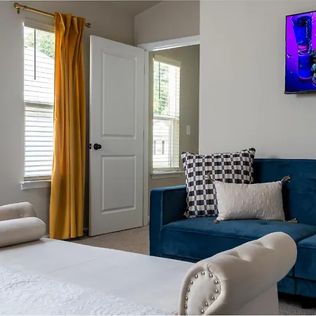 Spacious 4bd Retreat - Location - Backyard *