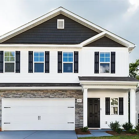 Spacious 4bd Retreat - Location - Backyard *
