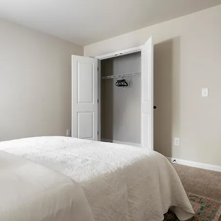Spacious 4bd Retreat - Location - Backyard