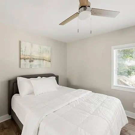 Beautiful 3br 2 Bath Close To Clt Uptown& Southend Holiday home *