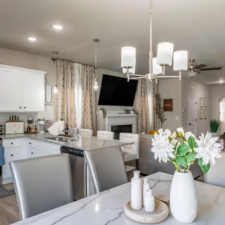 Charming Retreat- Cozy & Stylish Home Holiday home Charlotte