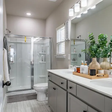 Charming Retreat- Cozy & Stylish Home Holiday home Charlotte
