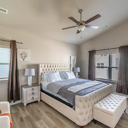 Charming Retreat- Cozy & Stylish Home *