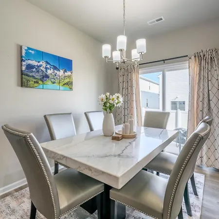 Charming Retreat- Cozy & Stylish Home *