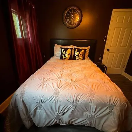 Speak Easy In Clt Apartment *