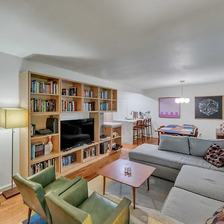 Holiday home Charming Mid-century Modern In Shannon Park *