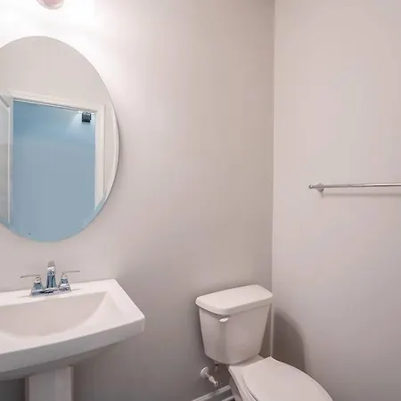 Uptown 3b 2b King Bed Sleeps 8 Holiday home *