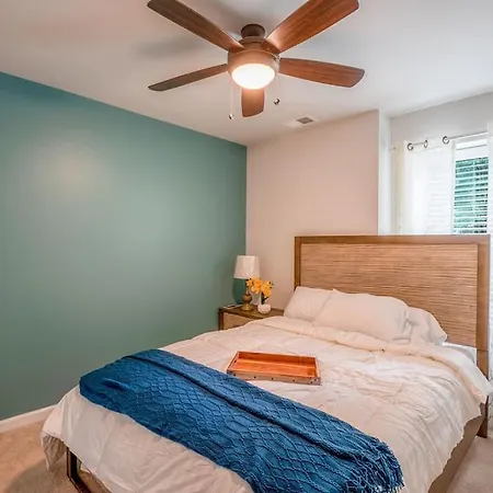 Uptown 3b 2b King Bed Sleeps 8 Holiday home Charlotte