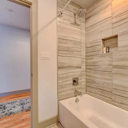 Holiday home Modern With Yard 3 Mi To Uptown Charlotte! *