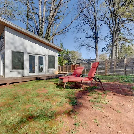 Modern With Yard 3 Mi To Uptown Charlotte! Holiday home Charlotte