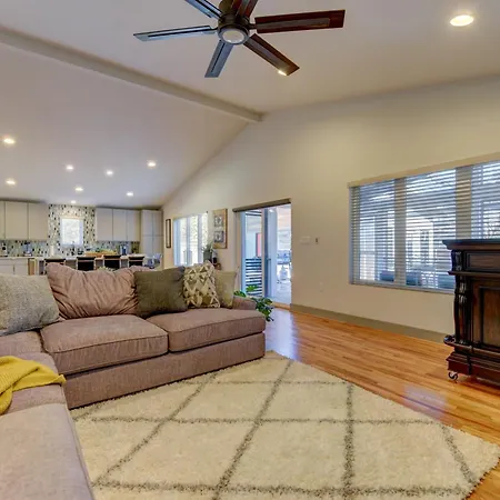 Modern With Yard 3 Mi To Uptown Charlotte! Holiday home Charlotte