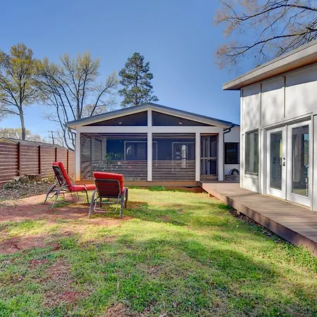 Holiday home Modern With Yard 3 Mi To Uptown Charlotte!