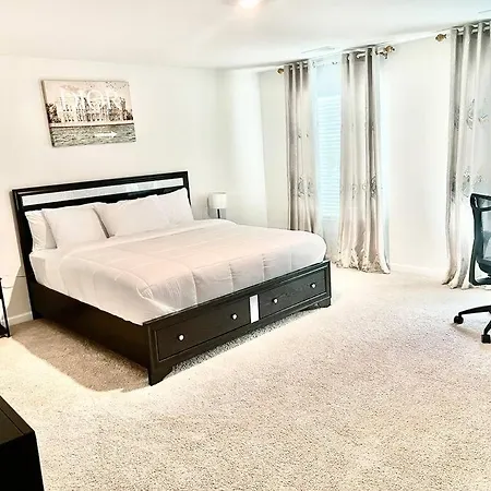 Spacious 4-bedroom House,6beds With Office Space Holiday home *