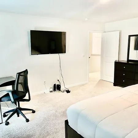 Spacious 4-bedroom House,6beds With Office Space Holiday home Charlotte