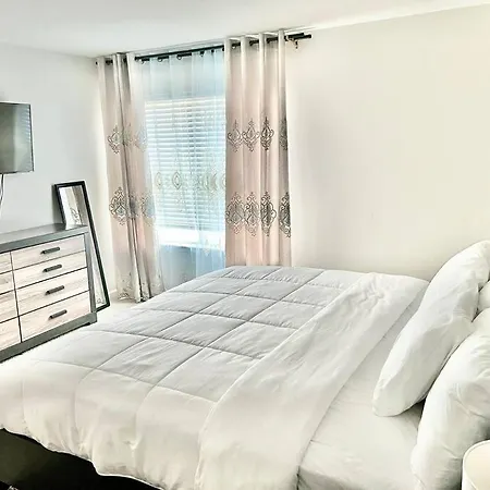 Spacious 4-bedroom House,6beds With Office Space