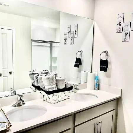 Spacious 4-bedroom House,6beds With Office Space Charlotte
