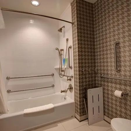 Home2 By Hilton Uptown 3*