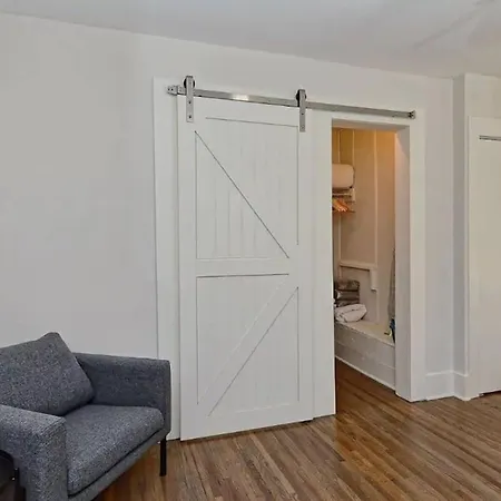 Holiday home Charming 1br Townhome Mins To Downtown
