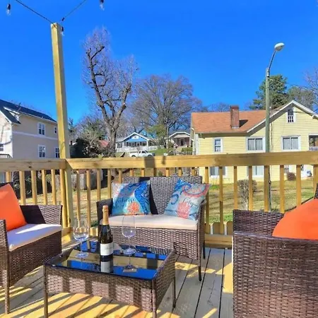 Charming 1br Townhome Mins To Downtown Holiday home Charlotte
