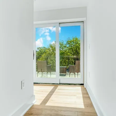 Spacious 3br Oasis On Grandin Road *