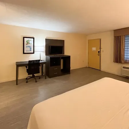 6 Charlotte, Nc Northlake Hotel