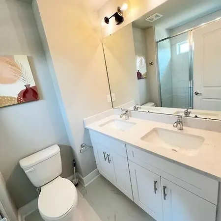Brand New Build 10 Min- Uptown Holiday home